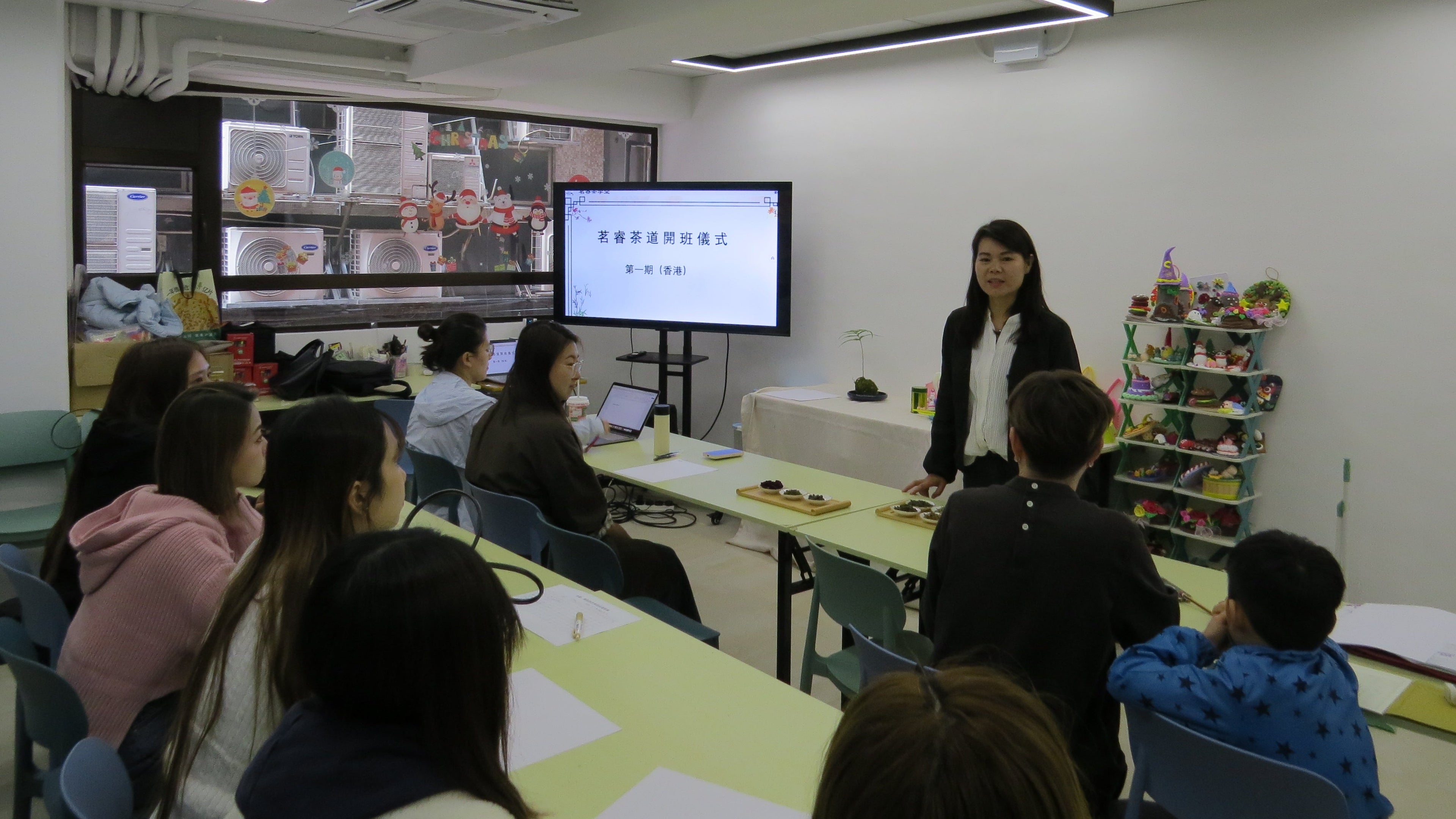 社會企業（社企）壹茗國際為婦女社群協辦了茶道課程，培訓了10位女仕，均獲得初級茶藝師資格。第一部分先以茶文化基本知識講解。